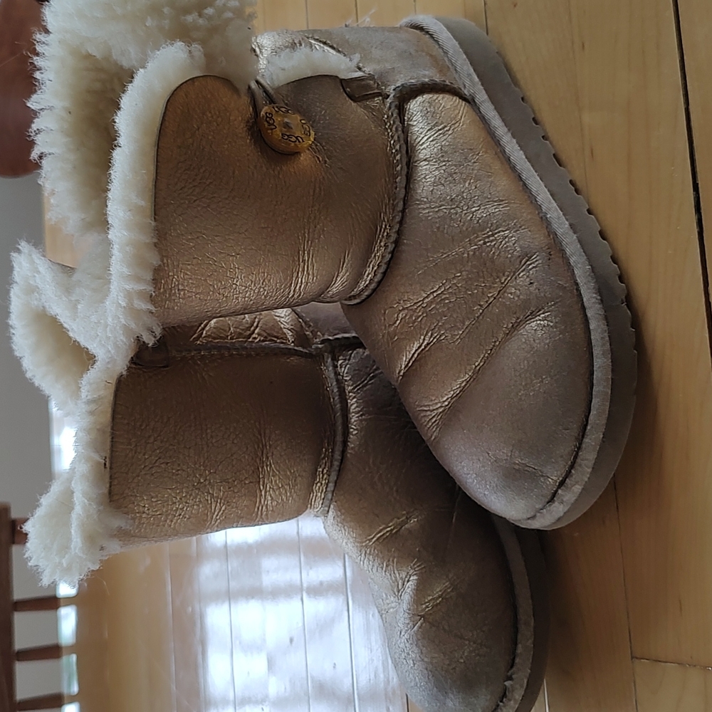 DONATING SOON Kids Gold UGG Short Boots Sz 3